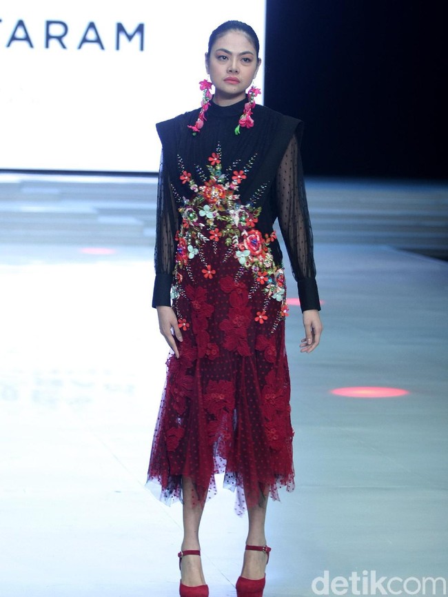 Fashion show Malik Moestaram di Indonesia Fashion Week 2018 ini mengangkat tema Peintures Anciennes di Jakarta Convention Center. Sabtu [31/3/2018]. [Foto: Mohammad Abduh/Wolipop]