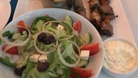 Ternyata Melly juga doyan makanan Yunani lho. Ada salad dengan keju feta dan zaitun sebagai santapannya. Nggak ketinggalan kebab yang kelihatan menggoda. Foto: Instagram melly.bradley