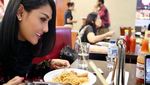 Ini 10 Bukti Kalau Melly Bradley Doyan Plesir Sambil Makan Enak