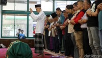 Shalat jenazah dilakukan pada sore tadi di dekat kediamannya. Hanif Hawari/detikHOT
