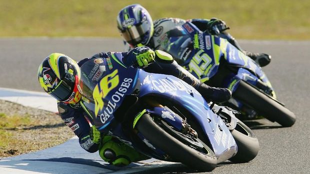 PHILLIP ISLAND, AUSTRALIA - OCTOBER 17:  Valentino Rossi of Italy and the Gauloises Fortuna Yamaha leads Sete Gibernau of Spain and the Telefonica Movistar Honda Team during the Australian MotoGp which is round 15 of the MotoGp Championship Series at the Phillip Island Circuit on October 17, 2004 at Phillip Island, Australia. (Photo by Robert Cianflone/Getty Images)