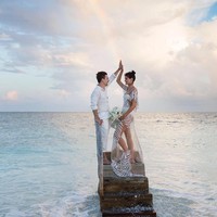 Memiliki tubuh langsing dan tinggi semampai sebagai model membuat Isabeli Fontana tak ingin menyembunyikannya di hari besarnya. Ia mengenakan tren naked dress dari Agua de Coco untuk pesta pernikahan intim di pantai. Foto: Dok. Instagram