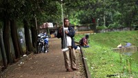 Seorang warga menunjukkan hasil tangkapannya.