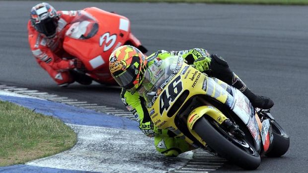 8 Jul 2001: Valentino Rossi of Italy and Honda in action leading Max Biaggi of Italy and Yamaha during the British Motorcycle Grand Prix at Donington Park, Derbyshire. XX DIGITAL IMAGE XX Mandatory Credit: Clive Mason/ALLSPORT