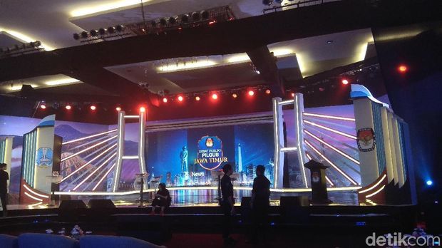 Wajah Panggung Debat Cagub Jatim: Lampu Warna-warni, Style Suramadu