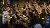 Sementara itu Rossi, usai memenangi duelnya dengan Marquez, terus melaju untuk meraih kemenangan keduaya di 2015. Begini salah satu momen perayaannya bersama fans di Argentina. (Foto: Juan Mabromata/AFP)