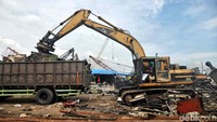 Setelah dipotong-potong, besi-besi tua ini dikirim ke pabrik peleburan besi untuk dibuat berbagai macam besi batangan.