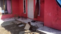 Saat ini kondisi rumah sudah kosong dan dipasang garis polisi. Asep melarikan diri dengan mengajak istri dan anaknya. Sementara ibu Asep diamankan ke Mapolek Nagreg. (Foto: Wisma Putra/detikcom).