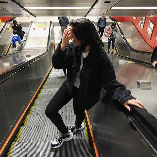 Aktris Tatjana Saphira tampil kekinian saat liburan di Hong Kong memakai dad sneakers dari brand Louis Vuitton. Seri Archlight Sneakers ini dijual di situs resmi Louis Vuitton seharga US$ 1.090 atau sekitar Rp 15 juta. Foto: Instagram