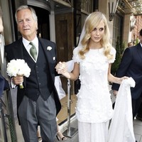 Gaun Chanel Couture Poppy Delevingne yang super stylish membuat ia seperti berjalan di runway. Foto: Dok. Instagram