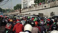 Lalu lintas dari arah Jalan Matraman dan Jalan Pramuka macet.