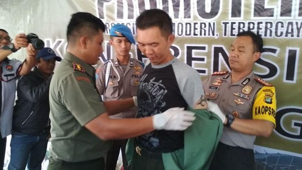 Polisi juga menyita  ditemukan senjata airsoftgun dan sejumlah senjata tajam.