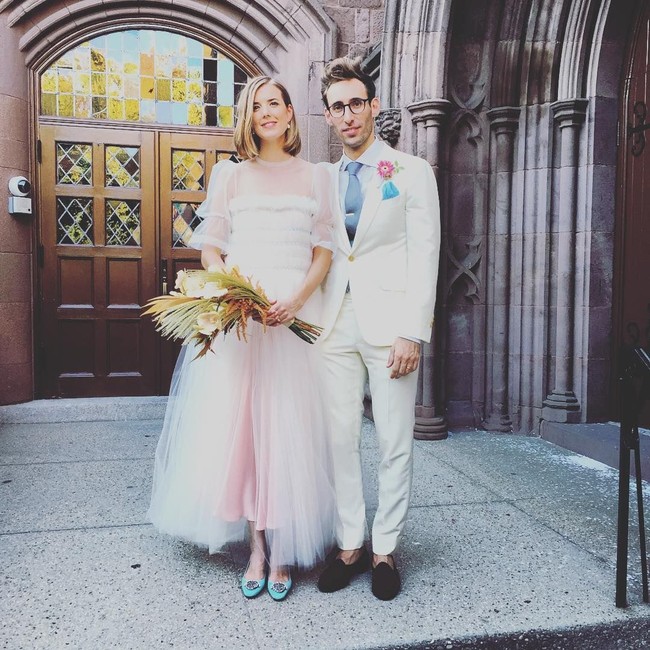 Semburat pastel membuat penampilan Agyness Deyn tampil standout juga playful di hari besarnya. Foto: Dok. Instagram