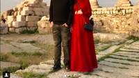 Dalam liburannya kali ini, Mulan tampil dengan hijab. Ini penampilan Mulan bersama Ahmad Dhani saat berkunjung ke Temple of Hercules di Amman. Foto: Instagram Mulan Jameela