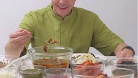 Siapa yang suka makanan pedas dan bersantan kayak gini hayoo? Enak banget kan ya!!! Aku suka banget kadang sampai lupa diri kalo makan makanan kayak gini, tulis Stefan sambil menyendok gulai daging.  Foto: instagram @stefannwilliam