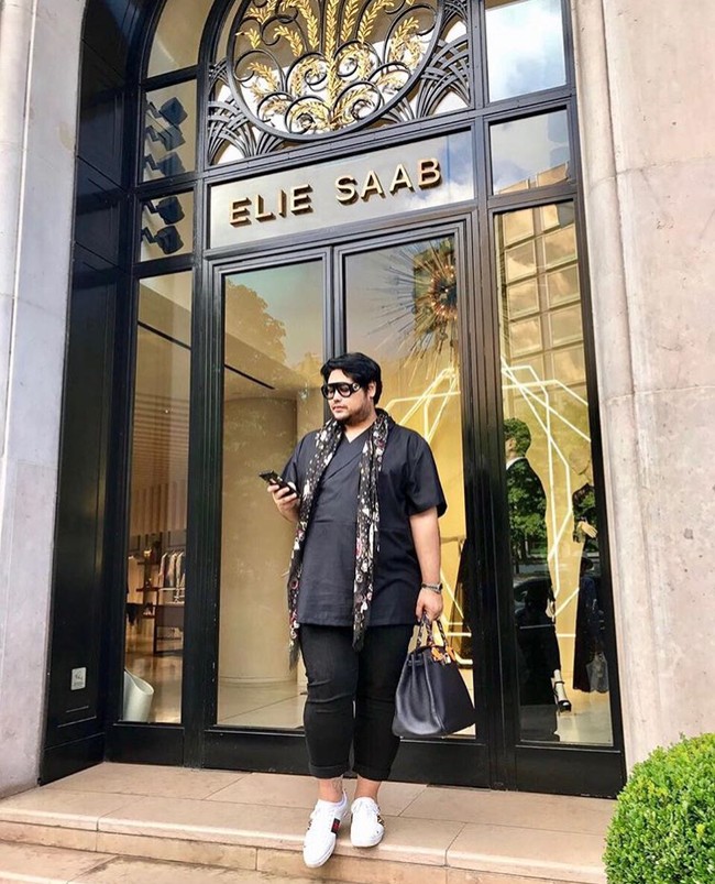 Liburan ke Eropa, Ivan Gunawan bergaya di depan butik desainer Elie Saab menenteng tas Hermes Birkin berwarna hitam ukuran 40 cm seharga US$ 23.750 atau sekitar Rp 326 juta. Foto: Instagram