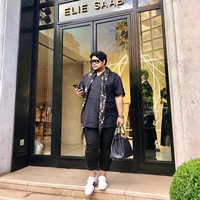 Liburan ke Eropa, Ivan Gunawan bergaya di depan butik desainer Elie Saab menenteng tas Hermes Birkin berwarna hitam ukuran 40 cm seharga US$ 23.750 atau sekitar Rp 326 juta. Foto: Instagram