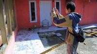 Rumah bercat merah muda ini mengalami kerusakan. Seluruh kaca yang ada di rumah itu dipecahkan, serpihan kaca berceceran di atas lantai dan halaman rumah. (Foto: Wisma Putra/detikcom).