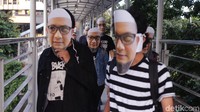 Mereka juga mengkritik sikap Presiden Joko Widodo (Jokowi) yang belum membentuk tim gabungan pencari fakta (TGPF) untuk mengungkap kasus ini. Menurut mereka TGPF harus segera dibentuk.