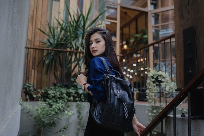 Siapa sangka waktu Dinda duduk di bangku SMA, dia iseng mengunggah foto di media sosial yang malah kini membuatnya mendapat rezeki melalui endorse. Foto: Instagram