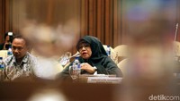 Mereka juga mengadukan mengenai kurangnya pasokan.