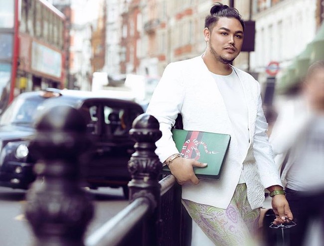 Berpose stylish di London, Ivan Gunawan kembali membawa tas merek Gucci. Pada foto ini, Ivan menenteng Gucci messenger bag seharga Rp 20 jutaan. Foto: Instagram