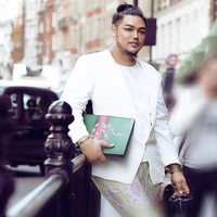 Berpose stylish di London, Ivan Gunawan kembali membawa tas merek Gucci. Pada foto ini, Ivan menenteng Gucci messenger bag seharga Rp 20 jutaan. Foto: Instagram