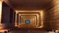 Lampu warna-warni ini semakin mempercantik Underpass Mampang.