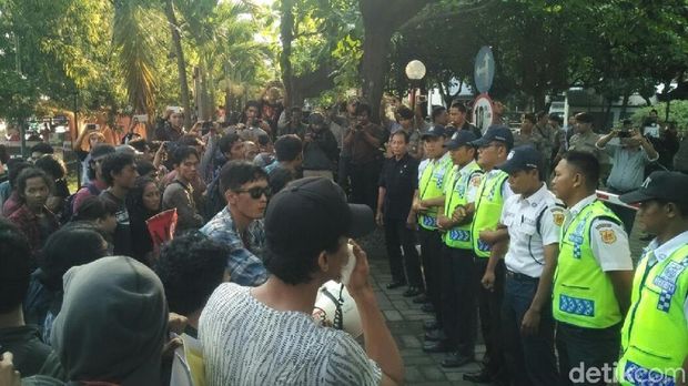 Warga menuntut aliran listrik disambung lagi