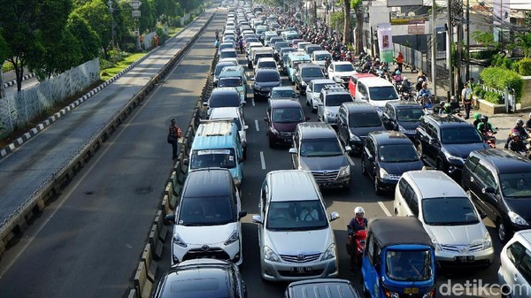 Foto: Uji Coba Underpass, Lalin Kawasan Matraman Macet Parah