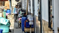 Ke-56 shelter itu terbagi menjadi dua blok. Di Blok A terdapat 32 shelter, 22 di antaranya sudah ditempati warga.