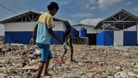 Warga Kampung Akuarium melintas diantara shelter yang sudah rampung dibangun Pemprov DKI Jakarta.