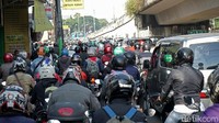 Mobil hingga motor sempat tidak bergerak.