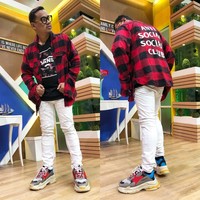 Presenter Uya Kuya yang dikenal suka tampil dengan barang branded tak mau ketinggalan mengikuti tren dad sneakers alias sneakers bapak-bapak. Uya terlihat memakai dad sneakers dari brand Balenciaga yang harganya Rp 11,4 juta. Foto: Instagram