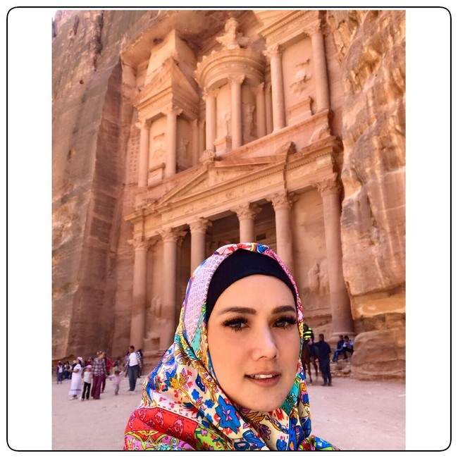 Hari berikutnya, Mulan Jameela dan Ahmad Dhani mengunjungi Petra, kota di wilayah selatan Yordania yang memiliki banyak sejarah. Mereka pun mengunjungi mata air Nabi Musa AS. Foto: Instagram/MulanJameela1