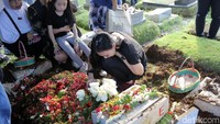 Nicky tetap menangis di depan pusara kekasihnya, Andika Kerispatih. Hanif Hawari/detikHOT