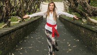 Di Bali, Crystal mampir ke Uluwatu di Bali. Tidak hanya itu, Crystal juga sempat mengenakan pakaian adat khas Bali (crystalhefner/Instagram)