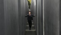Kalau ke Jerman memang kurang lengkap tanpa kunjungan ke Holocaust memorial. Danny pun berfoto di sana. Gaya minimal tapi hasilnya maksimal! (@TheScript_Danny/Twitter)
