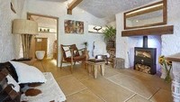 Nuansa alam yang berpadu dengan interior mewah bisa juga dirasakan di The Rockhouse Retreat, Worcester, Inggris. Penginapan ini benar-benar dibangun dan dipahat di batu lho! (The Rockhouse Retreat)