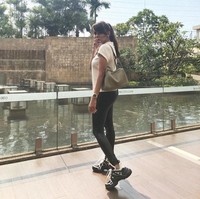 Archlight Sneakers dari Louis Vuitton juga dipakai artis Olla Ramlan saat bergaya sporty. Koleksi dad sneakers dari Louis Vuitton ini pertamakali dirilis dalam fashion show koleksi spring/summer 2018 di Paris. Foto: Instagram