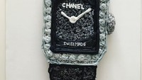 Kerennya jam asal Chanel ini dibuat dari butiran rice crispy, yang diberi detail pewarna makanan dan jarum jam dari krim. Foto: Instagram @mister_krisp