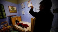 Tidak hanya melihat dan berkeliling, pengunjung juga bisa berfoto-foto dengan beragam latar yang menarik. (Mario Anzuoni / Reuters)   