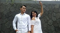 Ely Sugigi dengan kekasihnya, Irfan saat lakukan sesi foto bersama. (Dok. Instagram/elysugigi_real_)