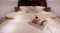 Untuk perjalanan jarak jauh, si miliuner bisa beristirahat di kasur king size yang terdapat di bagian belakang pesawat. 