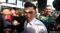 Jumlah duit suap yang diduga diberikan kepada Emirsyah sebesar 1,2 juta Euro dan USD 180 ribu atau setara Rp 20 miliar.