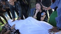 Sang kekasih, Nicky Santoso tak bisa menahan haru dan dukanya kehilangan Andika. Hanif Hawari/detikHOT