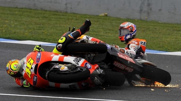 Repsol Honda Teams Australian Casey Stoner (R) and Ducati Teams Italian Valentino Rossi (L) crash during the MotoGP race of the Spanish Prix at Jerezs racetrack in Jerez de la Frontera on April 3, 2011.  AFP PHOTO/ JORGE GUERRERO / AFP PHOTO / Jorge Guerrero