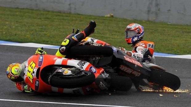Repsol Honda Team's Australian Casey Stoner (R) and Ducati Team's Italian Valentino Rossi (L) crash during the MotoGP race of the Spanish Prix at Jerez's racetrack in Jerez de la Frontera on April 3, 2011.  AFP PHOTO/ JORGE GUERRERO / AFP PHOTO / Jorge Guerrero
