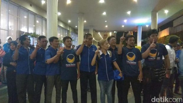 Pendukung Berdatangan, Lokasi Debat Cagub Jatim Mulai Ramai