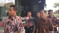 Boediono mengaku melaporkan keputusan pemberian dana talangan (bailout) ke Bank Century kepada Wapres saat itu Jusuf Kalla. Tapi, Boediono lupa pernyataannya kepada JK menyinggung adanya tindakan perampokan di Century.Laporan disampaikan Boediono bersama Menkeu Sri Mulyani pada 25 November 2008.Anda dan Menkeu melaporkan bank dirampok? tanya jaksa KPK, KMS Roni, dalam persidangan dengan terdakwa mantan Deputi Gubernur BI Budi Mulya di Pengadilan Tipikor, Jumat (9/5/2014).Saya tidak ingat kata-katanya, jawab Boediono.